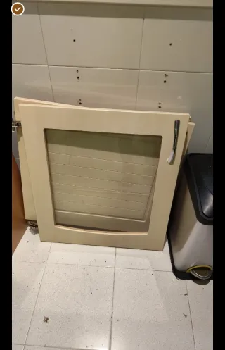 Muebles de cocina beige y vitrina