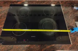 Muebles de cocina beige y vitrina