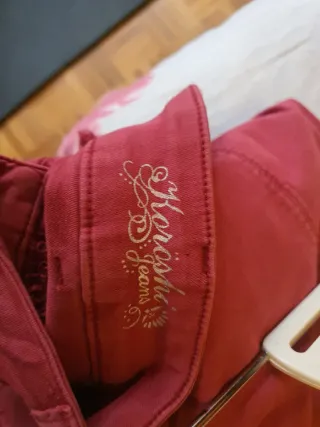 Falda corta roja con botones y pedrería