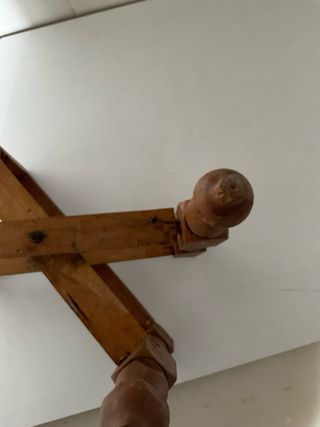 Taburete de madera con bandeja metálica