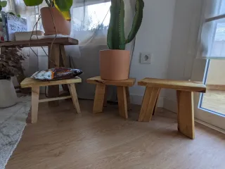Taburetes pequeños de madera