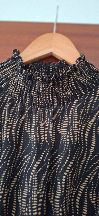 Vestido corto negro y beige estampado