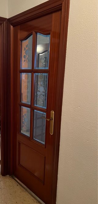 Puerta de madera con cristal