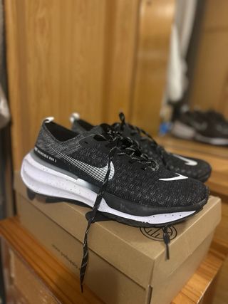 Tenis Nike Invincible Run Negro/Blanco