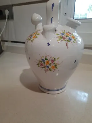 Botijo de cerámica pintado a mano