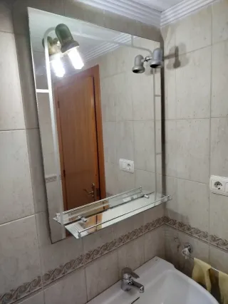 Espejo de baño plateado y transparente