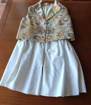 Traje tradicional infantil estampado