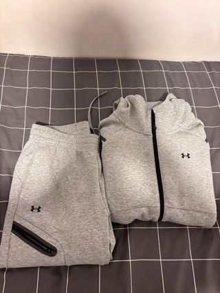Conjunto deportivo Under Armour gris