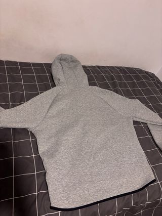 Conjunto deportivo Under Armour gris