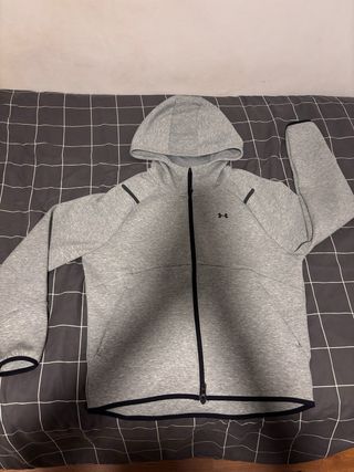 Conjunto deportivo Under Armour gris