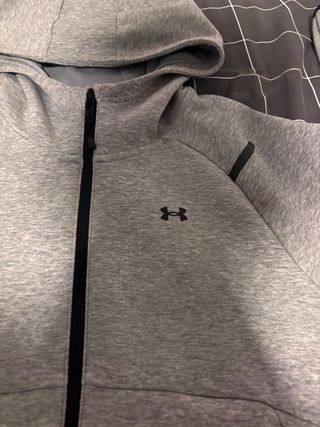 Conjunto deportivo Under Armour gris