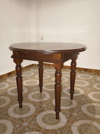 Mesa redonda de madera caoba