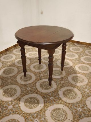 Mesa redonda de madera caoba