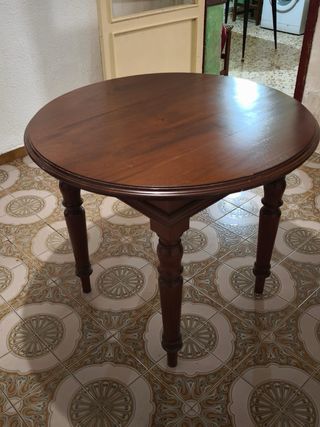 Mesa redonda de madera caoba