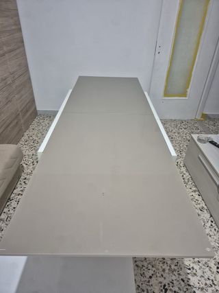 Tavolo da pranzo in vetro e metallo