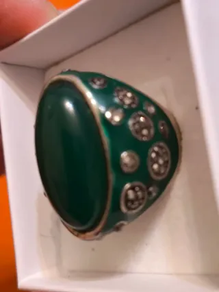 Anillo verde acero con detalles plateados