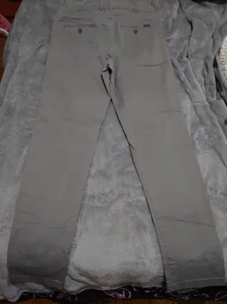Pantalón gris de Zara.