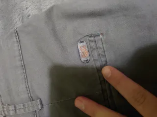 Pantalón gris de Zara.