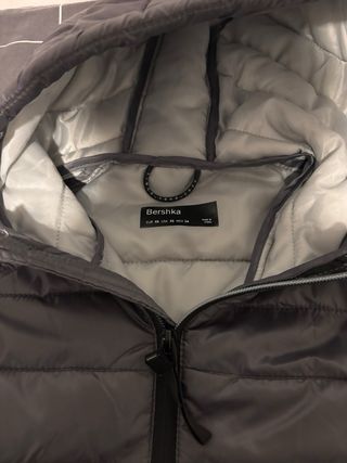 Chaqueta gris Bershka con capucha