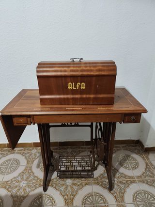 Máquina de coser Alfa antigua
