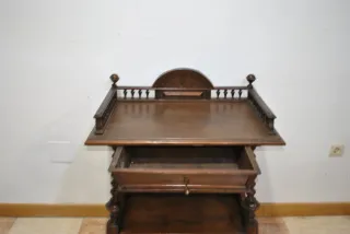 Antigua Mesa auxiliar de madera tallada Alfonsina