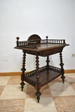 Antigua Mesa auxiliar de madera tallada Alfonsina