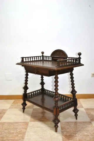 Antigua Mesa auxiliar de madera tallada Alfonsina