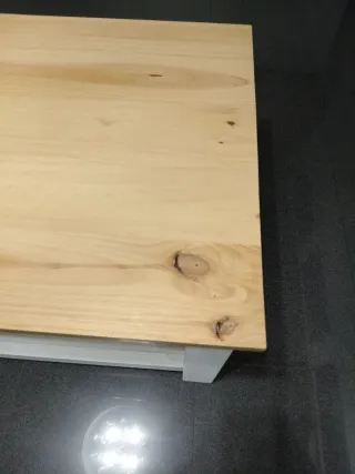 Mesa de centro de madera y mimbre