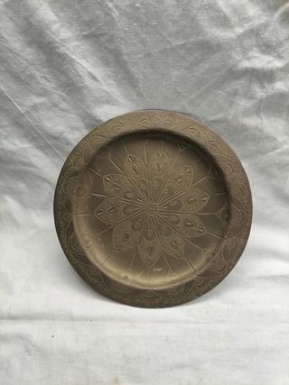 Prato decorativo em latão com relevo