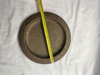 Prato decorativo em latão com relevo