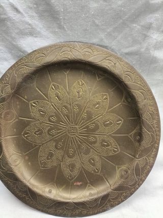 Prato decorativo em latão com relevo