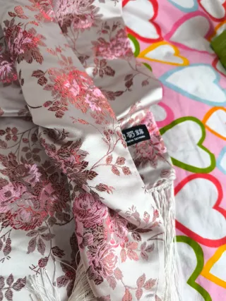 Chal floral chino beige y rosa