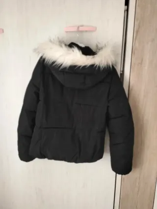 Chaqueta acolchada negra con capucha