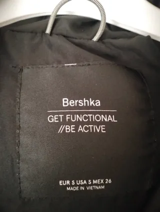 Chaqueta acolchada negra con capucha