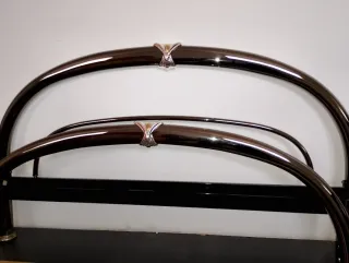 Letto matrimoniale brunito con inserti argentati