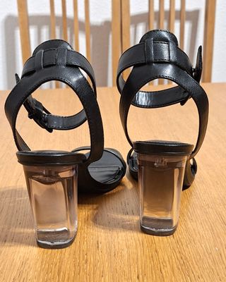 Sandalias Bershka tacón transparente negras