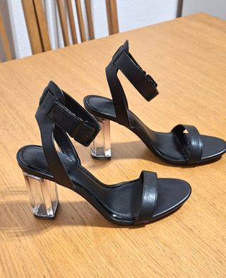 Sandalias Bershka tacón transparente negras