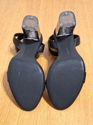Sandalias Bershka tacón transparente negras