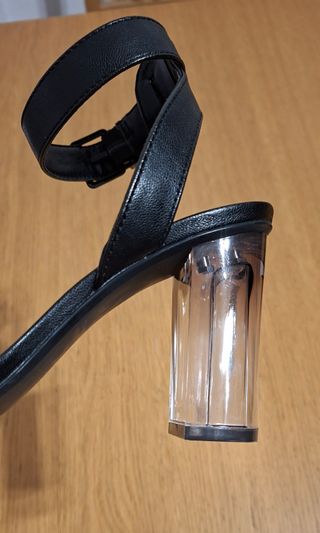 Sandalias Bershka tacón transparente negras