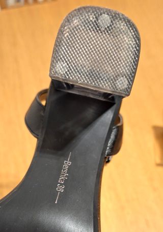 Sandalias Bershka tacón transparente negras