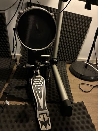 Batería electrónica con sillín y auriculares