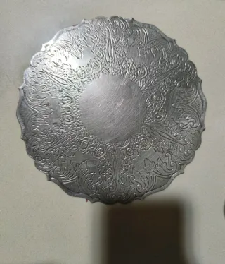 Bandeja antigua de plata con relieve