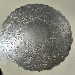 Bandeja antigua de plata con relieve