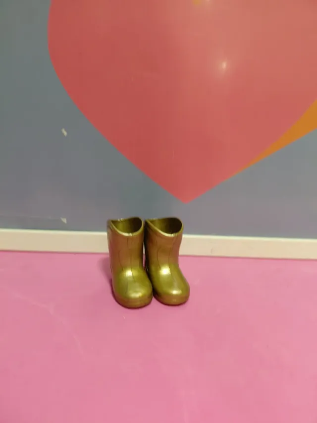 Botas doradas muñeca Nancy