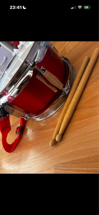Tambor rojo con baquetas