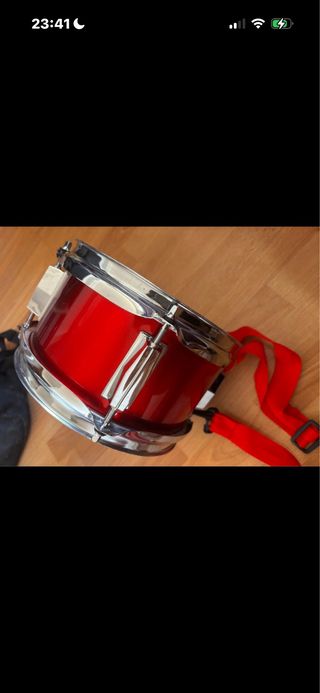 Tambor rojo con baquetas