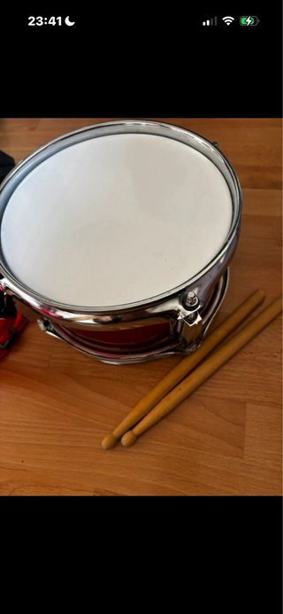Tambor rojo con baquetas