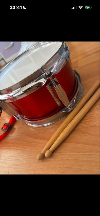 Tambor rojo con baquetas