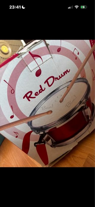 Tambor rojo con baquetas