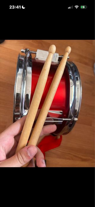 Tambor rojo con baquetas